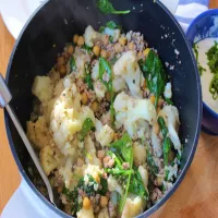 Danie z kalafiora, cieciorki i mielonego mięsa drobiowego inspirowane smakami bliskiego wschodu.