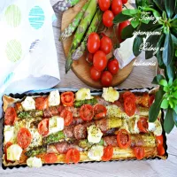 ,,Tarta ze szparagami w boczku i pomidorkami koktajlowymi”