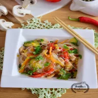 Domowa chińszczyzna z kurczakiem i warzywami