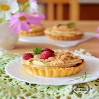 Kruche tartaletki malinowo- pistacjowe