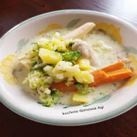 Zupa kalafiorowa z brokułem na skrzydełkach drobiowych