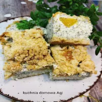 Sernik makowy z brzoskwiniami z twarogiem z wiaderka na kruszonce