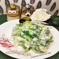 Surówka z sałaty masłowej na słodko-kwaśno ze szczypiorem i śmietaną