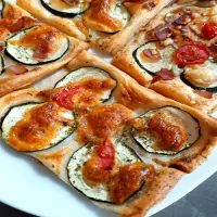 Pyszna przekąska z ciasta francuskiego, cukinii i mozarelli