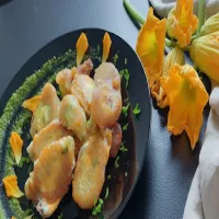 Kwiaty dyni w cieście z ricottą, suszonymi pomidorami i bazylią