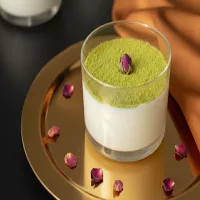 Mahallabia – kremowy arabski deser o smaku mleka, wanilii i róż