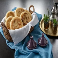 Bokhmir – marokański chlebek z patelni z farszem warzywnym lub mięsnym