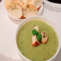 Kremowa zupa z cukinii i groszku