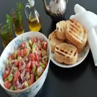 Sałatka z awokado, pomidorów i czerwonej cebuli