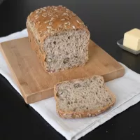 Domowy chleb z ziarnami – puszysty, aromatyczny i idealny do masła