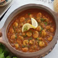 Marokańskie tajine z krewetkami w sosie pomidorowym