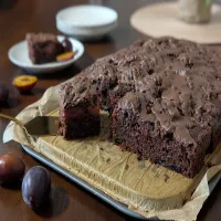 Ciasto czekoladowe ze śliwkami i kruszonką