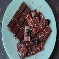 Czekolada z czerwonym pieprzem i płatkami kwiatów