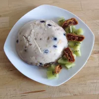 157 Pudding z manny, a w środku: borówki, nerkowce i banan