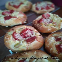 Drożdżówki z serem, truskawkami i rabarbarem