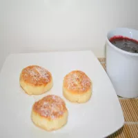 Placuszki serowe z sosem malinowym