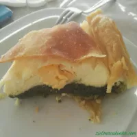 Tarta z ciasta typu francuskiego własnej roboty ze szpinakiem, twarogiem ricotta i żółtkami