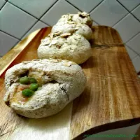 Bułeczki razowe nadziewane, wędliną, groszkiem i serem