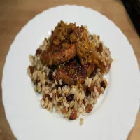 Schab duszony z porem, podany z kaszą pęczak