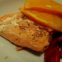 Łosoś na parze w pomarańczach