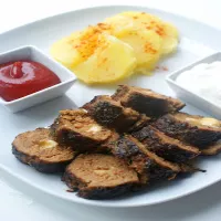 Rolowane mięso mielone w panierce z czosnku niedźwiedziego nadziewane serem