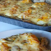 Zapiekanka rybna z dorsza i czerniaka z szyjkami rakowymi, ziemniakami i jajkiem pod beszamelem