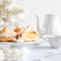 Cytrynowe ptysie z kruszonką – lemon curd / biała czekolada / beza