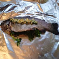 Pstrąg pieczony z pietruszką i masłem