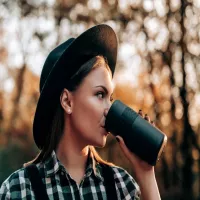 Kubek termiczny a termos – czym się różnią i co wybrać?