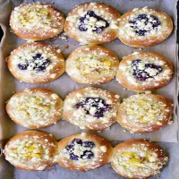 Bułki drożdżowe z owocami