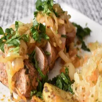 Polędwiczki w sosie cebulowym oraz co zrobić, aby więcej przy cebuli nie płakać