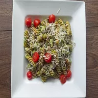 Makaron pełnoziarnisty z kurczakiem i pesto bazyliowym