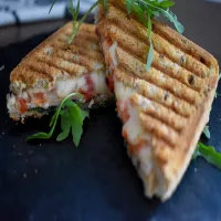 Tosty z rukolą idealne na śniadanie oraz jak przechowywać rukolę, aby nie padła na drugi dzień po otwarciu