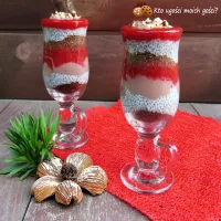 Deser warstwowy z budyniem, chia, truskawkami i ciastkami czekoladowymi