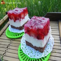 Ciasto z truskawkami bez pieczenia - na ciasteczkowym spodzie, z jogurtem greckim, mlekiem kokosowym i likierem