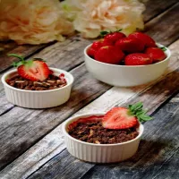 Truskawkowe crumble z pieprzem i kardamonem