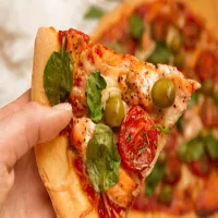 Pizza z łososiem i pomidorami