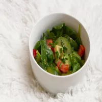 Sałatka szpinakowa z miodowo-musztardowym dressingiem