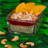 Kokosowy pudding chia z musem z czerwonych owoców