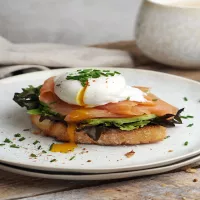 Tost z wędzonym łososiem i jajkiem w koszulce