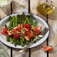 Sezonowa sałatka ze szparagów i truskawek