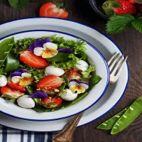 Lekka sałatka z groszkiem cukrowym i mozzarellą