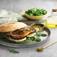 Kanapka z zielonym pesto, grillowanym bakłażanem i jalapeno