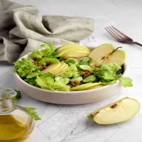 Pożywna sałatka z zieloną soczewicą i selerem naciowym
