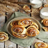 Drożdżówki z cynamonowo-orzechowym nadzieniem