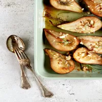 Pieczone gruszki z rozmarynem