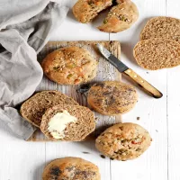 Domowe bułki orkiszowe z ziarnami