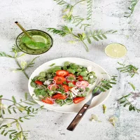 Sałatka z bobu i truskawek