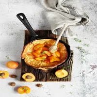 Dutch baby z karmelizowanymi morelami