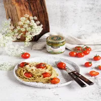 Ekspresowy makaron z pesto i pomidorkami